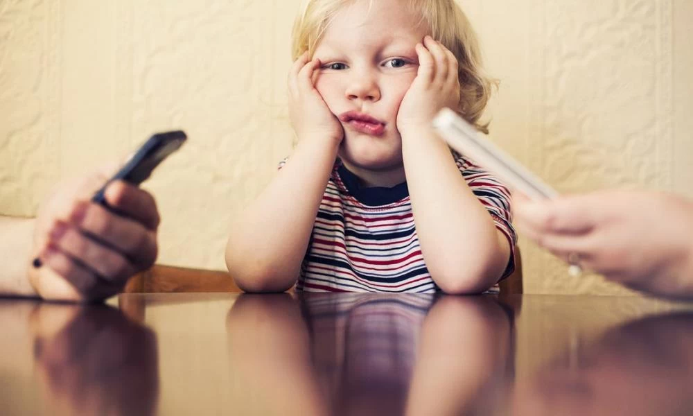 Γονείς- Αφήστε τα κινητά και ασχοληθείτε με το παιδί σας